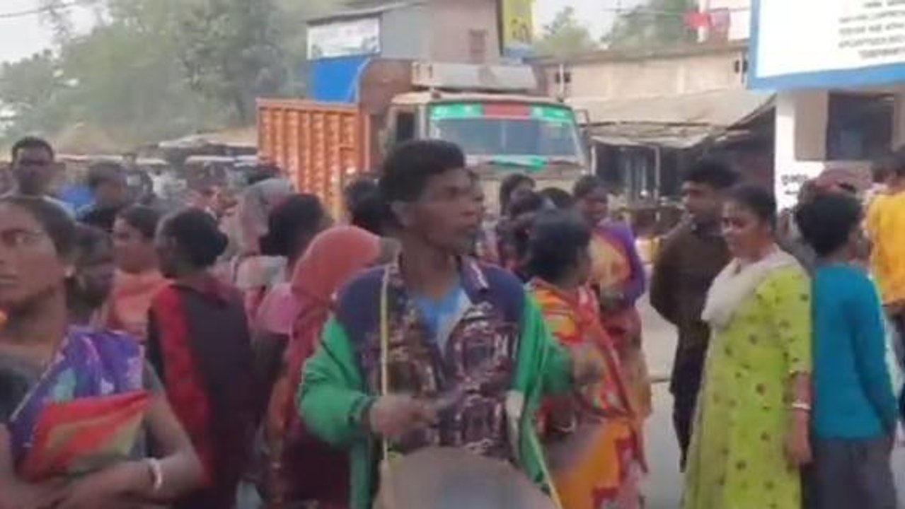 দঃদিনাজপুরঃ আবাস যোজনার তালিকায় কারচুপি! ডুগডুগি বাজিয়ে পথ অবরোধ আদিবাসীদের