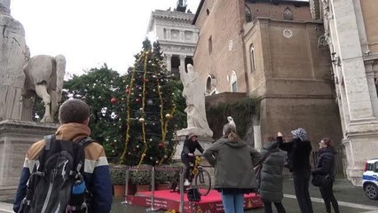 İtalya'da bisiklet ile aydınlanan Noel ağacı