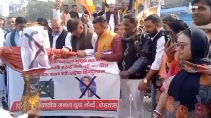रोहतास: भाजयुमो कार्यकर्ताओं ने पाक प्रधानमंत्री का फूंका पुतला