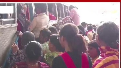 নদীয়াঃ জনসভার কারণে বাস কমে যাওয়ায় রীতিমতো হুড়োহুড়ি নিত্যযাত্রীদের
