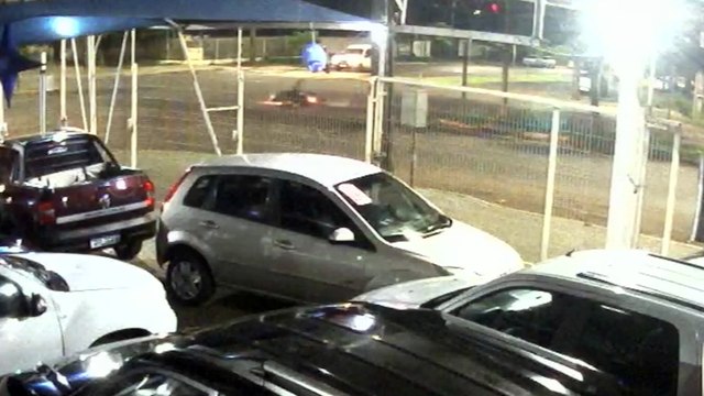 Câmera registra acidente que deixou motociclista ferido na Avenida Rocha Pombo