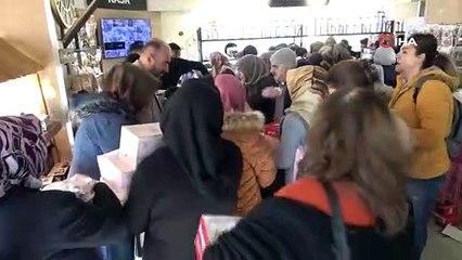 AVM'de indirim çılgınlığı! Vatandaş birbirini ezdi