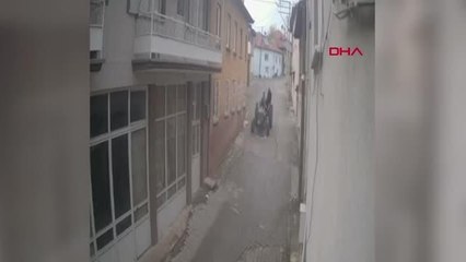 TRAKTÖRÜN YERİNDEN ÇIKAN LASTİĞİ BALIKESİR VALİSİ ŞILDAK'IN MAKAM ARACINA ÇARPTI