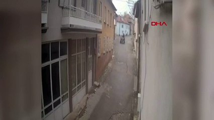 Yerinden çıkan traktör lastiği valinin aracına çarptı