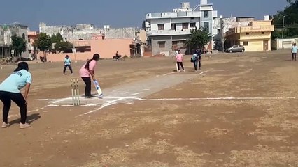 महिलाओं की मेजबान क्रिकेट टीम ने उठाई पहली ट्राफी