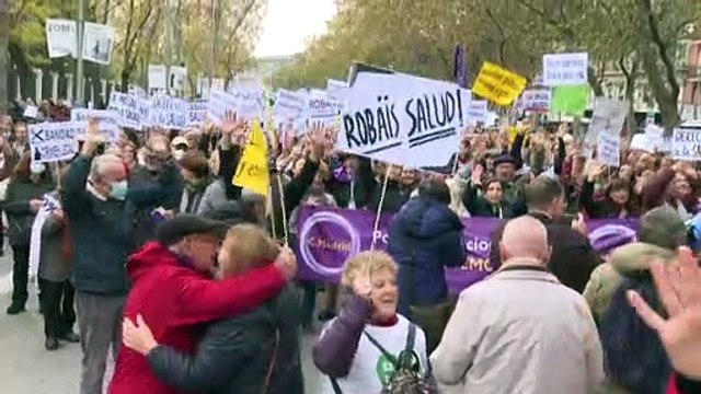 Médicos, pacientes y políticos se manifiestan en defensa de la sanidad en Madrid
