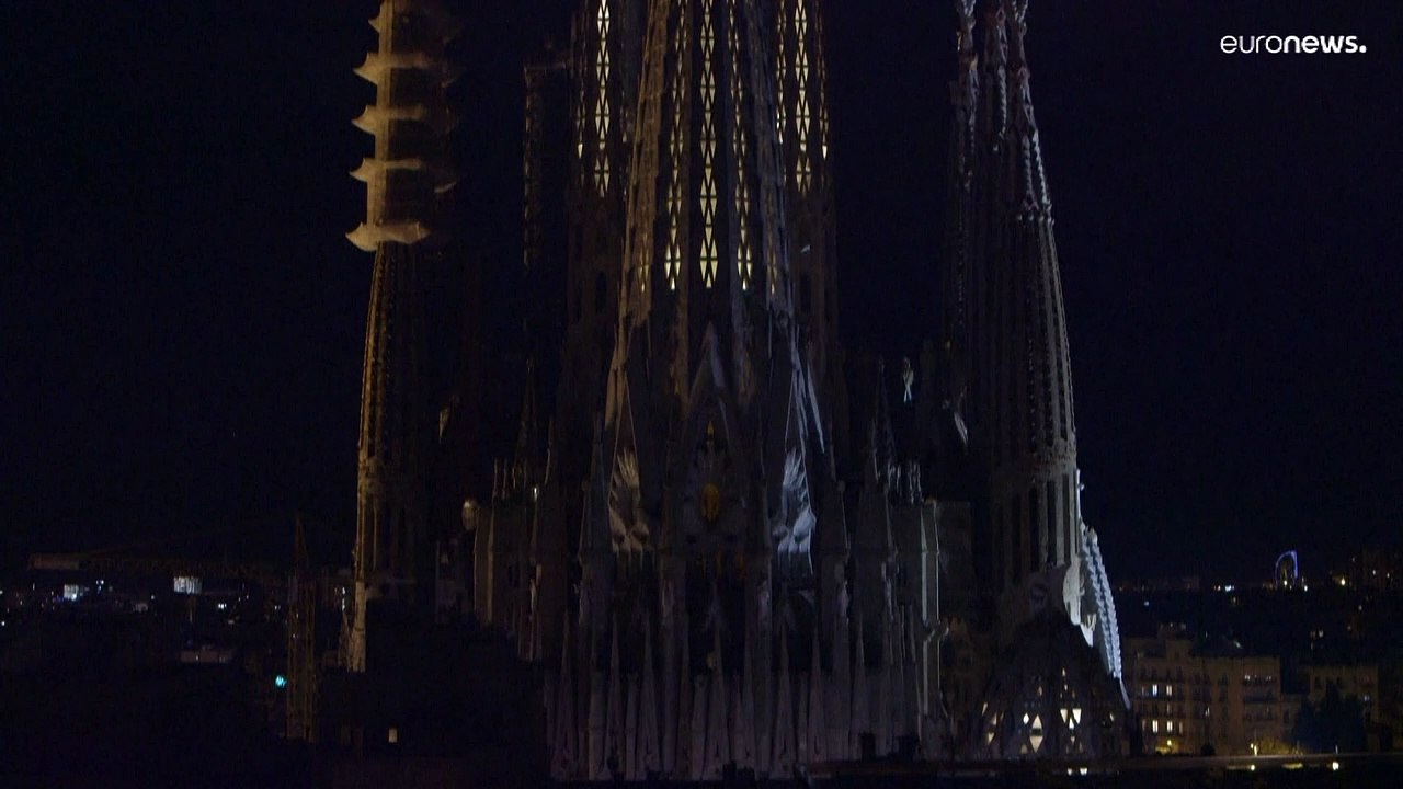 La Sagrada Familia de Barcelone illumine ses deux nouvelles tours