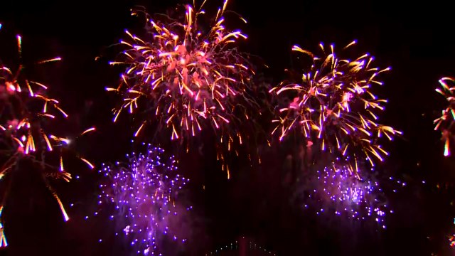 부산 불꽃축제 3년 만에 열려...한파 속 70만 인파 / YTN