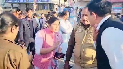 Police chased and stopped for arrest, accused asked for documents, ruckus in the middle of the market