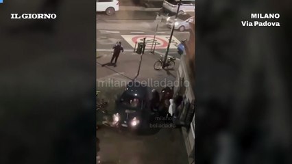 Follia in via Padova a Milano: auto investe il marciapiede e distrugge auto e segnaletica