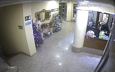 Un cliente ficticio hace de señuelo para que el dueño del Hotel Albohera abra la puerta y que pueda entrar un encapuchado con un cuchillo.