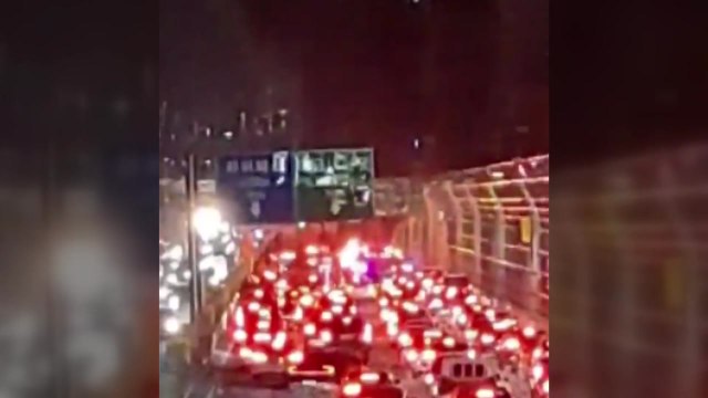 서울 서부간선도로 달리던 승용차 화재...차량 전소 / YTN