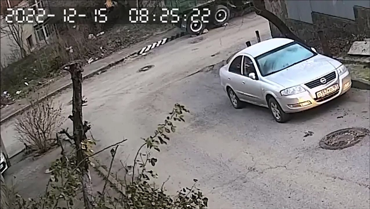 Quand tu oublies les freins sur ta pelleteuse... douloureux