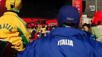 Argentinos saem da Arena Corinthians em festa após classificação