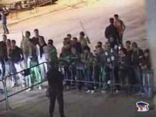 Periodistas bilbainos salen escoltados por la policia