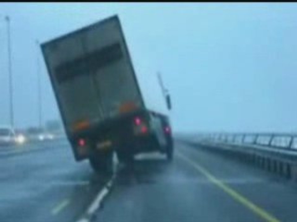 camion soufflé par le vent