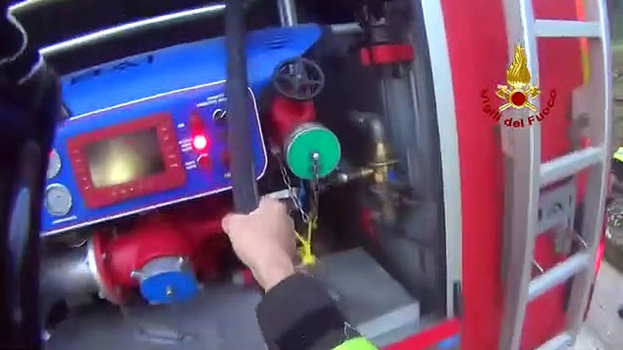 Belcastro, auto a metano in fiamme: il conducente si salva abbandonando il mezzo