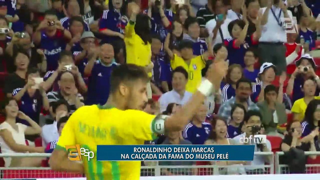 Ronaldinho Gaúcho deixa marcas na calçada da fama do Museu Pelé