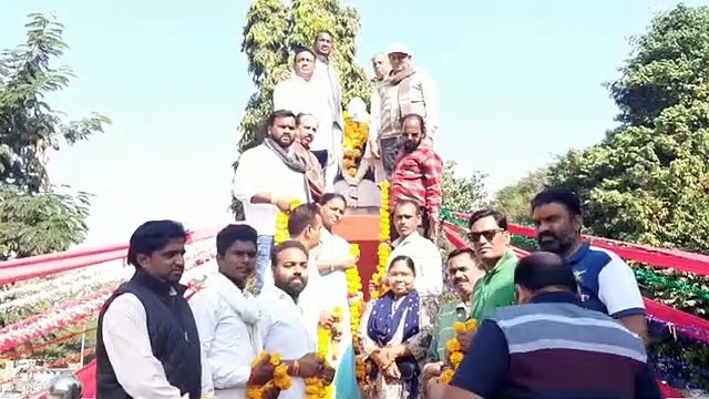 वागड़ के विकास पुरूष का स्मरण, प्रतिमा पर पुष्प अर्पित