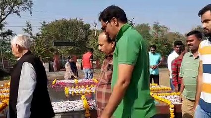 वागड़ के विकास पुरूष का स्मरण, प्रतिमा पर पुष्प अर्पित