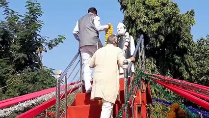 वागड़ के विकास पुरूष का स्मरण, प्रतिमा पर पुष्प अर्पित