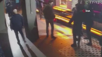 1 kişinin öldüğü alkollü mekandaki silahlı çatışma anı kamerada