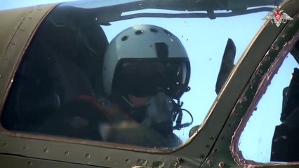Vídeo mostra o ataque com foguetes do caça Sukhoi Su-25 russo contra as forças ucranianas