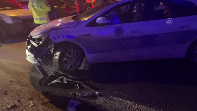 Ehliyetsiz sürücü yönetimindeki otomobil polis aracına çarptı
