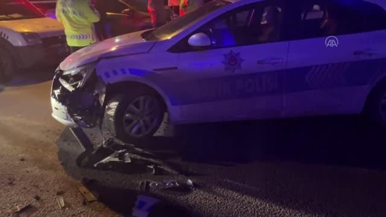 Ehliyetsiz sürücü yönetimindeki otomobil polis aracına çarptı