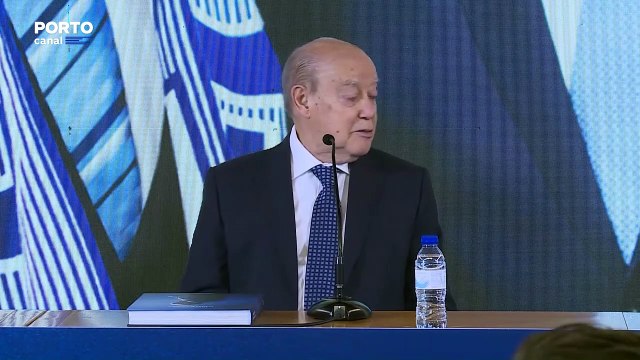 O que nos compete é olhar para o futuro . Pinto da Costa na apresentação de 'Largos anos têm 14.600 dias'