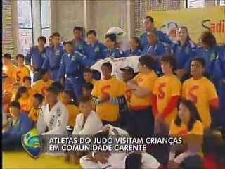 Judocas visitam crianças de comunidade carente