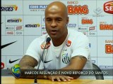 Marcos Assunção é apresentado com a camisa do Santos