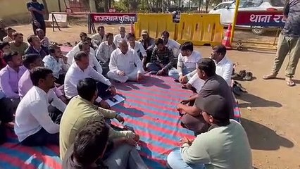 सड़क निमार्ण धीमा होने से गुस्साए ग्रामीणों ने रठांजना थाने के बाहर दिया धरना