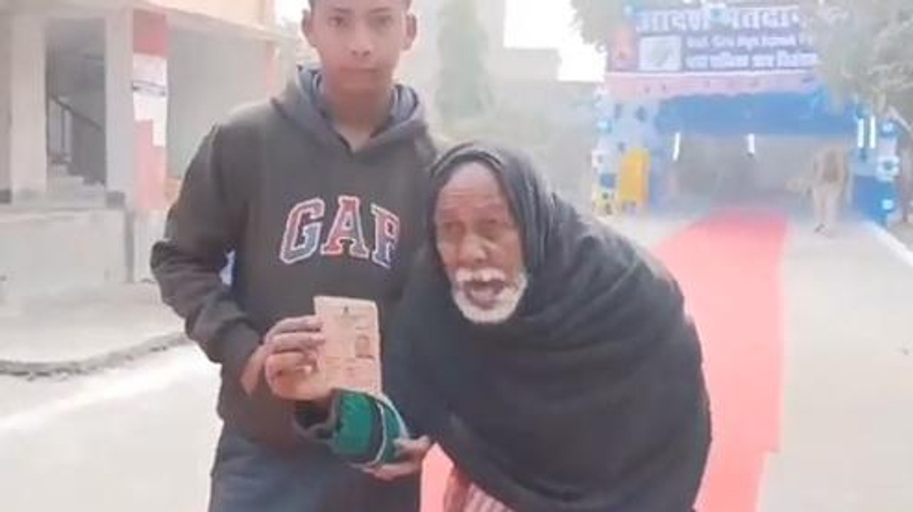 वैशाली: आदर्श मतदान केंद्र 85 वर्षीय बुजुर्ग ने डाला वोट, विकास के नाम पर वोटिंग जारी