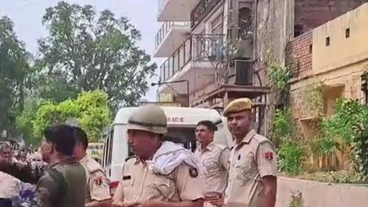 हाइवे पर अवैध वसूली कर रहे चौकी प्रभारी व थाने...