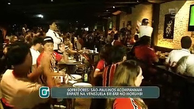 Torcedores acompanham fracasso do São Paulo na Libertadores em bar no Morumbi