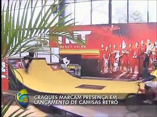 Craques marcam presença em lançamento de camisas retrô