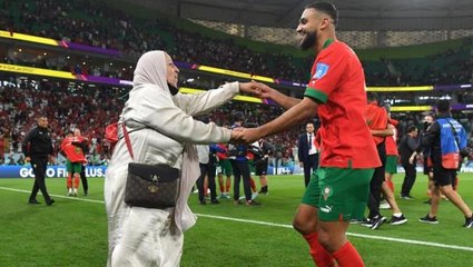 Televizyonlar bu görüntüyü geçerken Danimarkalı sunucunun kameraya gösterdiği resim infial yarattı