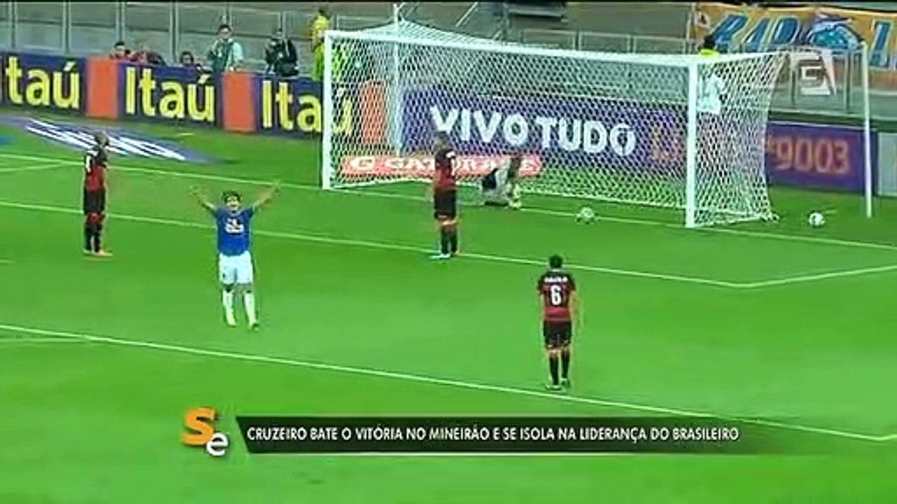 Cruzeiro bate Vitória no Mineirão e se isola na liderança