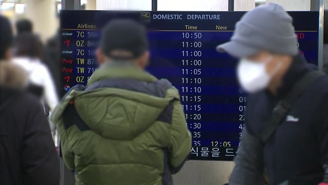 강풍에 제주공항 항공편 무더기 결항...대기 승객으로 북적 / YTN