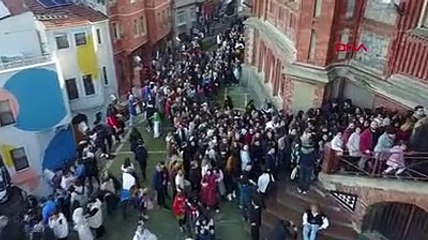 Burası İstanbul... ''Kırmızı Mektep'' ana baba gününe döndü