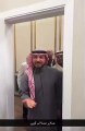 ماجد المهندس يمازح صديقه في كواليس حفله بموسم الرياض