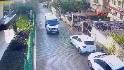 Servis minibüsü köpeği ezdi; şoförü yoluna devam etti