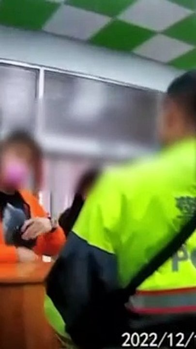 台中男被開單不爽 衝警局拍桌再掏身分證嗆「我爸副市長」