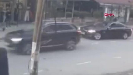 İSTANBUL-BÜYÜKÇEKMECE'DE GERİ KAYAN SÜRÜCÜSÜZ CİP ARAÇLARA ÇARPTI