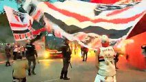Torcida do São Paulo faz festa na chegada do elenco tricolor no Morumbi