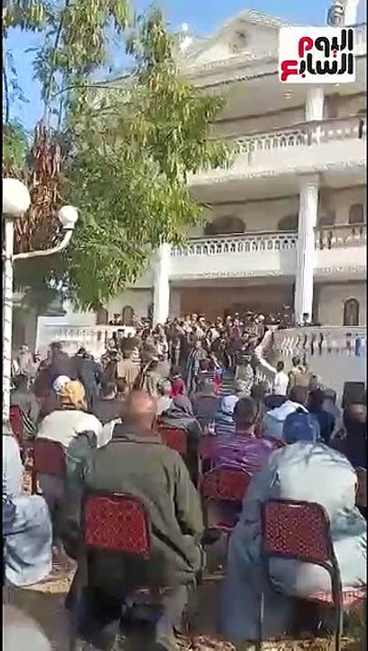 الكفن ينهى خصومة ثأرية بين عائلتين بالمنيا بحضور المئات من الأهالى
