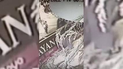 Kağıthane'de bir kişinin çaldığı klima motorunu motosikletle götürmesi güvenlik kamerasında