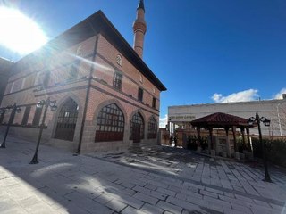 Tarihi camide boyayla kapatılan motifleri ortaya çıkaran restorasyon