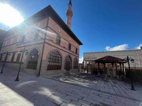 Tarihi camide boyayla kapatılan motifleri ortaya çıkaran restorasyon